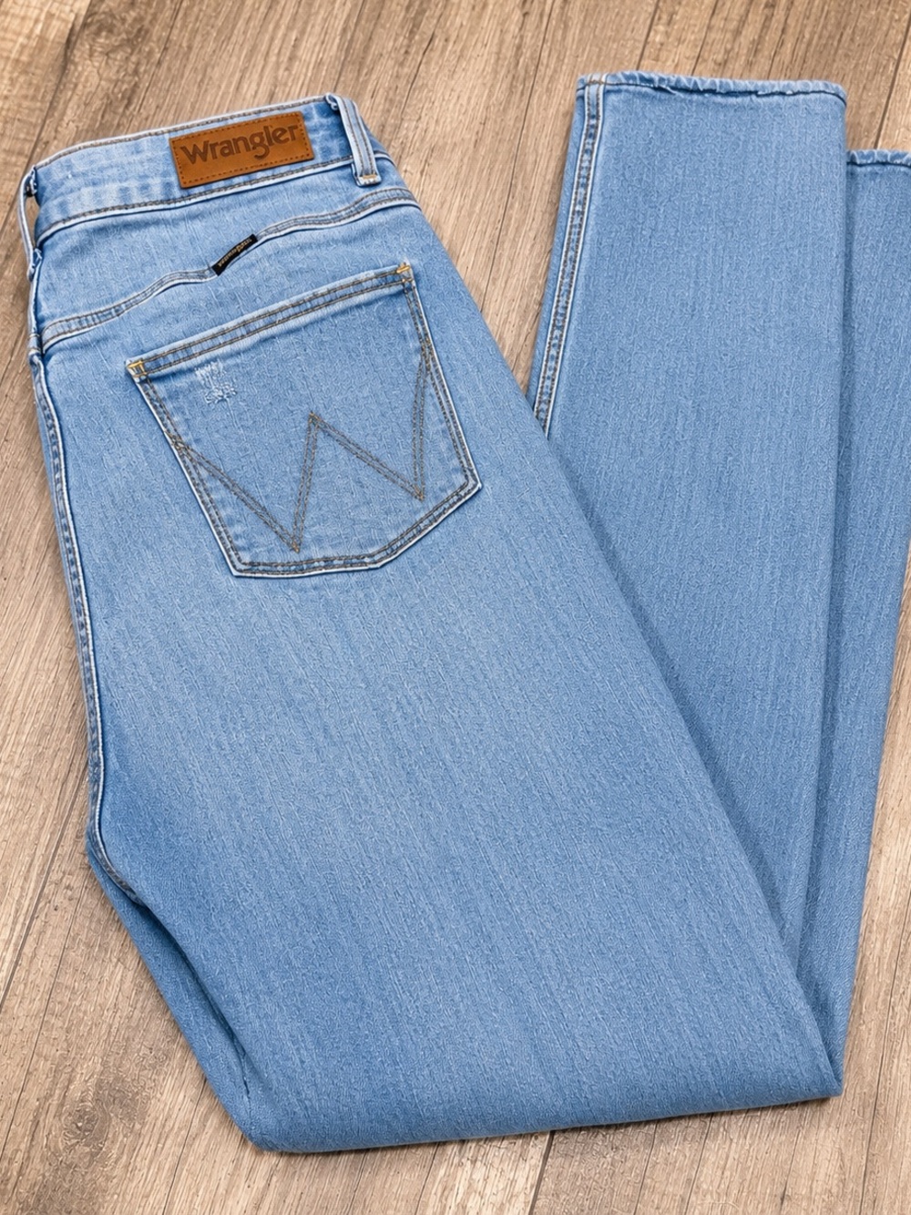 Wrangler Women's Light Blue High-Rise Straight Jeans